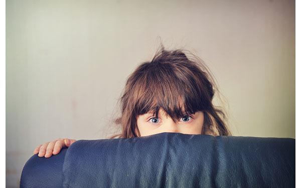 おねしょは何歳までOK？　子どもへの対策との布団の洗い方を紹介