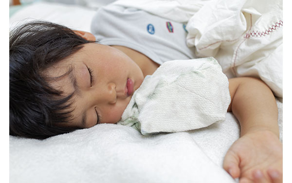 おねしょは何歳までOK？　子どもへの対策との布団の洗い方を紹介