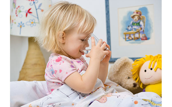おねしょは何歳までOK？　子どもへの対策との布団の洗い方を紹介