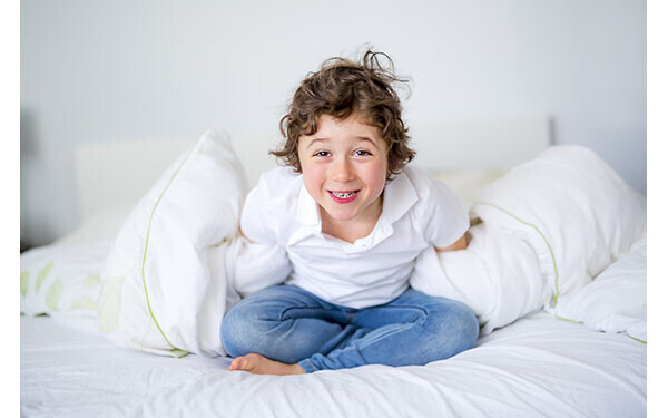 おねしょは何歳までOK？　子どもへの対策と寝具のお手入れ法を紹介