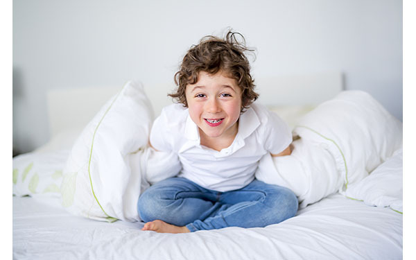 おねしょは何歳までOK？　子どもへの対策との布団の洗い方を紹介