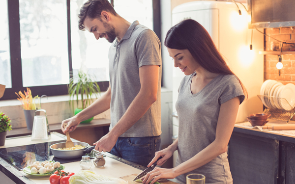 仲良し夫婦の特徴4つ！ 仲良く過ごす秘訣はデートとスキンシップ