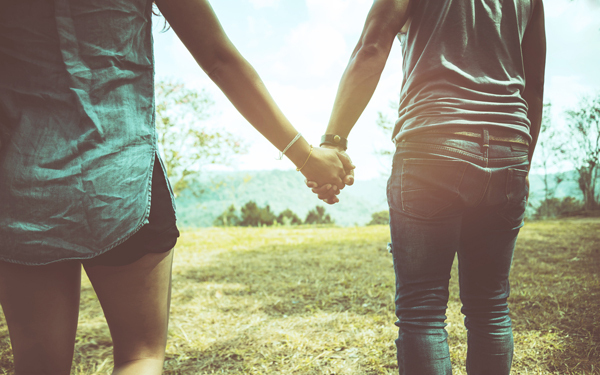 仲良し夫婦の特徴4つ！ 仲良く過ごす秘訣はデートとスキンシップ