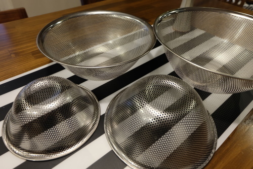 ザルのおすすめ 水切りでも圧倒的優秀な「パンチングストレーナー」【人気ブロガーの「これがマイベスト」  Vol.4】