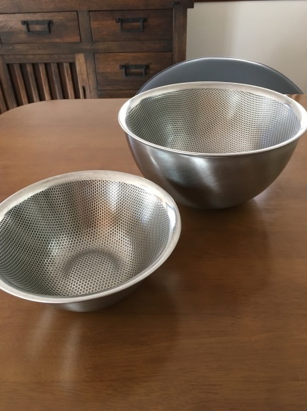 ザルのおすすめ 水切りでも圧倒的優秀な「パンチングストレーナー」【人気ブロガーの「これがマイベスト」  Vol.4】