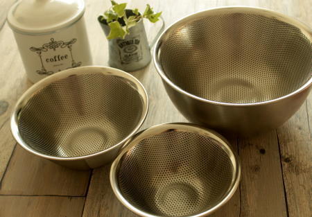 ザルのおすすめ 水切りでも圧倒的優秀な「パンチングストレーナー」【人気ブロガーの「これがマイベスト」  Vol.4】