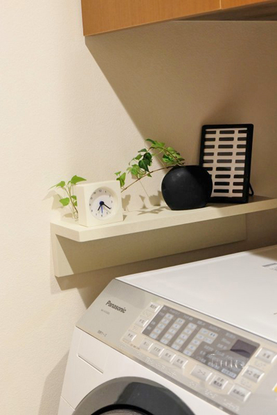 無印の「壁に付けられる棚」で部屋が見違える！　達人たちの“ちょい飾”テク【人気ブロガーの「これがマイベスト」  Vol.14】