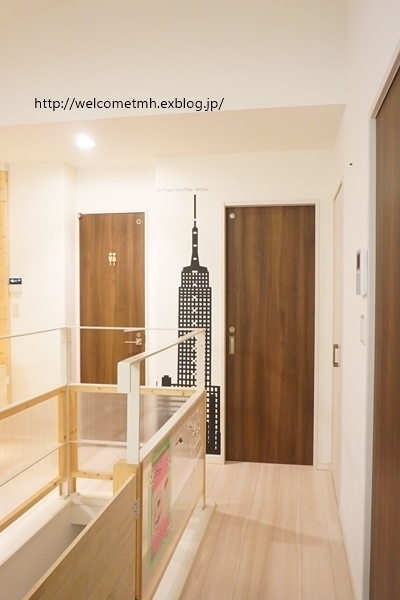 壁にペタペタ、巨大ツリーが完成！　子どもと一緒に楽しめるマスキングテープ術