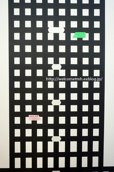 壁にペタペタ、巨大ツリーが完成！　子どもと一緒に楽しめるマスキングテープ術