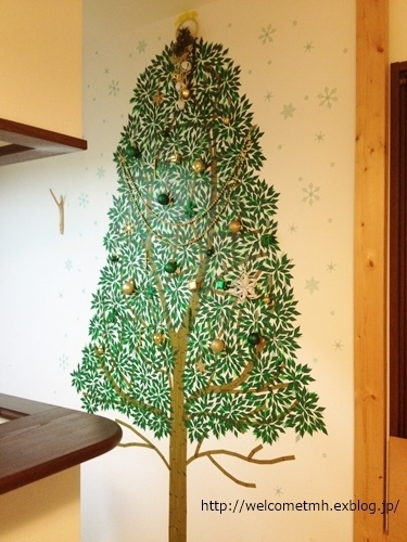 壁にペタペタ、巨大ツリーが完成！　子どもと一緒に楽しめるマスキングテープ術