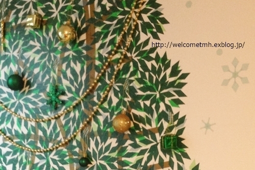 壁にペタペタ、巨大ツリーが完成！　子どもと一緒に楽しめるマスキングテープ術