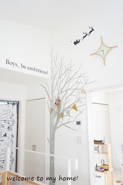 壁にペタペタ、巨大ツリーが完成！　子どもと一緒に楽しめるマスキングテープ術