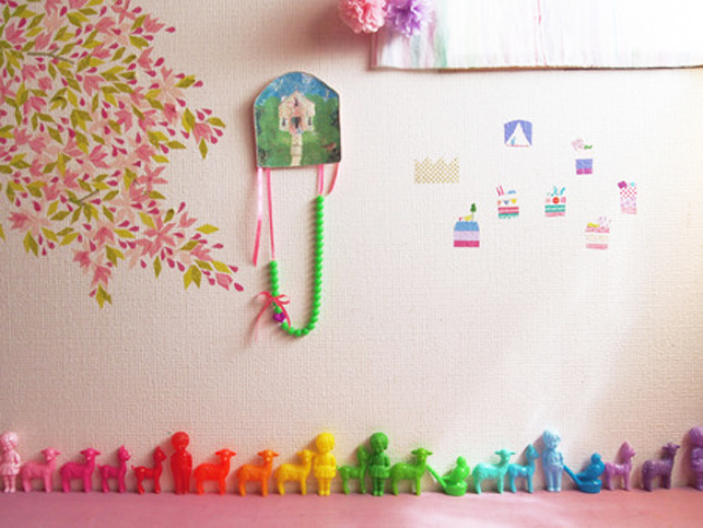 壁にペタペタ、巨大ツリーが完成！　子どもと一緒に楽しめるマスキングテープ術