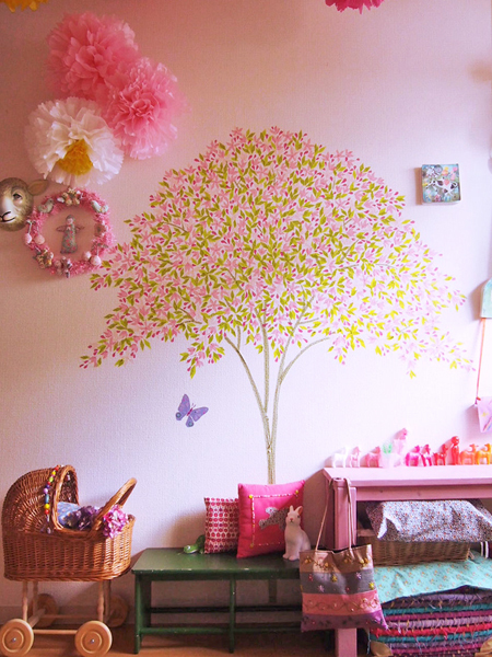 壁にペタペタ、巨大ツリーが完成！　子どもと一緒に楽しめるマスキングテープ術