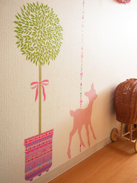 壁にペタペタ、巨大ツリーが完成！　子どもと一緒に楽しめるマスキングテープ術