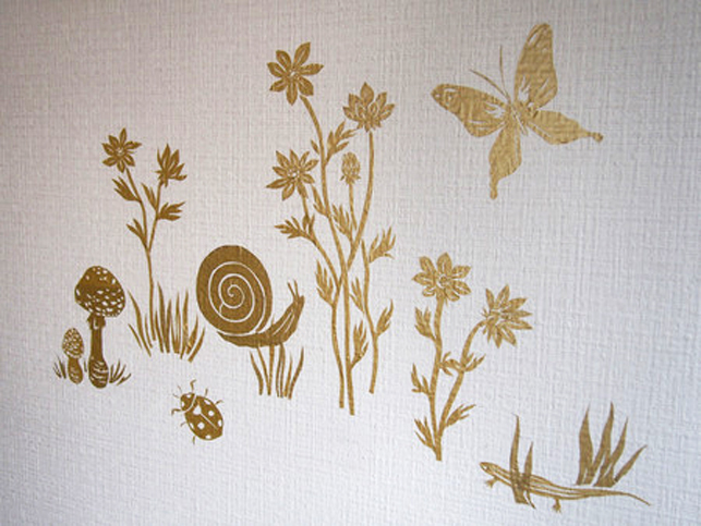 壁にペタペタ、巨大ツリーが完成！　子どもと一緒に楽しめるマスキングテープ術