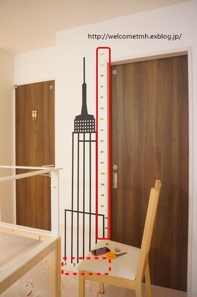 壁にペタペタ、巨大ツリーが完成！　子どもと一緒に楽しめるマスキングテープ術