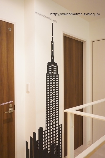 壁にペタペタ、巨大ツリーが完成！　子どもと一緒に楽しめるマスキングテープ術