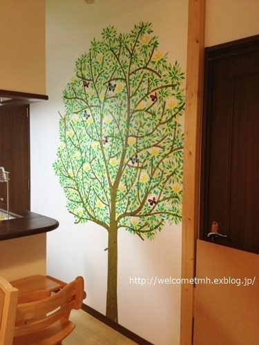 壁にペタペタ、巨大ツリーが完成！　子どもと一緒に楽しめるマスキングテープ術