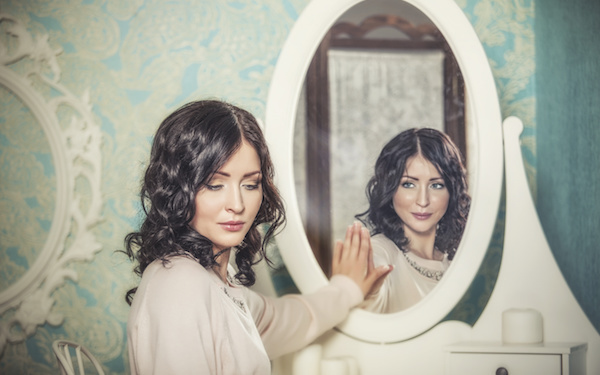 他人は自分を映し出すカガミ、自分の長所と短所を見極めよう