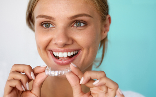 【歯科医監修】ホワイトニングはどこも同じじゃない？ 注意点と自宅ケアの費用や方法