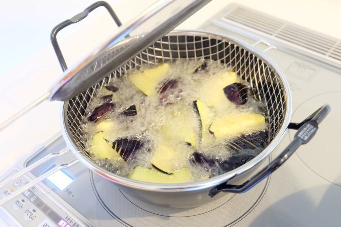 ニトリ「油はねガード」に感動！ 安くて便利なキッチングッズを紹介！【人気ブロガーの「これがマイベスト」  Vol.20】