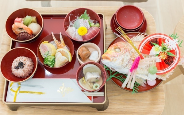 お食い初めの順番は？ 献立や準備するもの、食器や服などの疑問を解決！