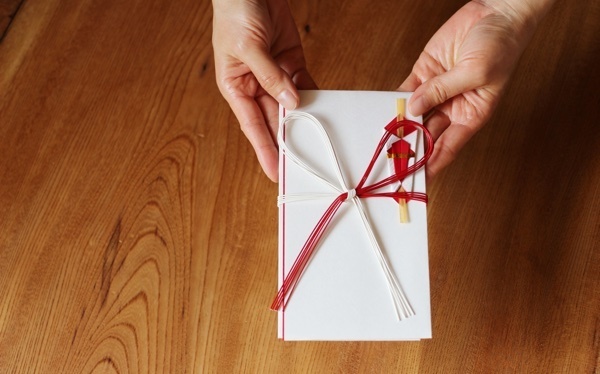 お食い初めの順番は？ 献立や準備するもの、食器や服などの疑問を解決！