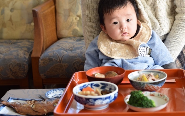 お食い初めの順番は？ 献立や準備するもの、食器や服などの疑問を解決！