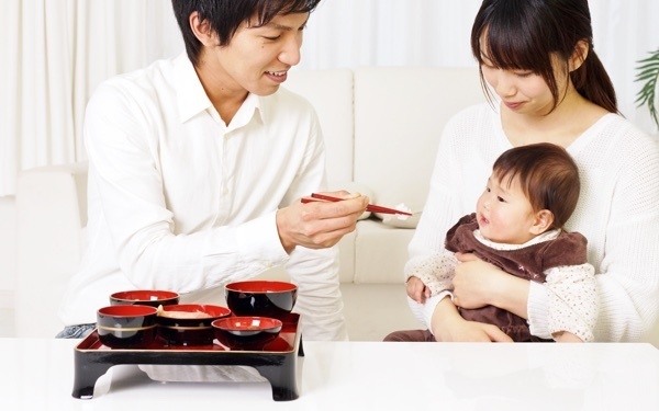 お食い初めの順番は？ 献立や準備するもの、食器や服などの疑問を解決！