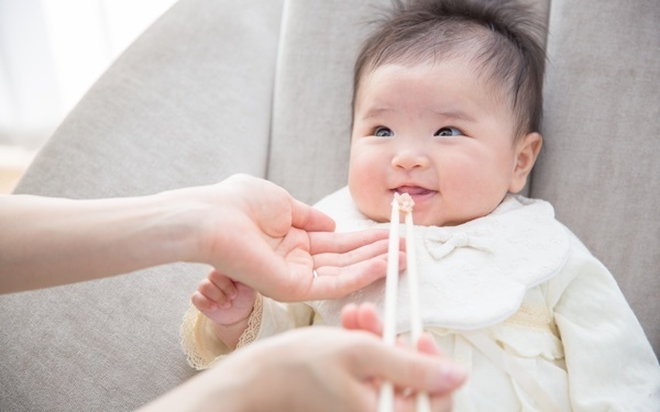 お食い初めの順番は？ 献立や準備するもの、食器や服などの疑問を解決！