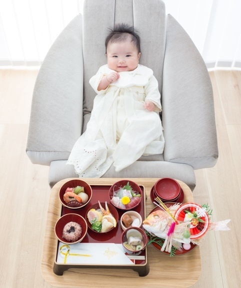 お食い初めの順番は？ 献立や準備するもの、食器や服などの疑問を解決！