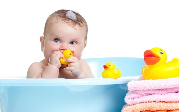 ベビーバスのおすすめ！ タイプ別の特徴と選び方のポイントを紹介！ 便利なバスグッズも