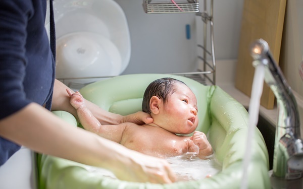 ベビーバスのおすすめ！ タイプ別の特徴と選び方のポイントを紹介！ 便利なバスグッズも