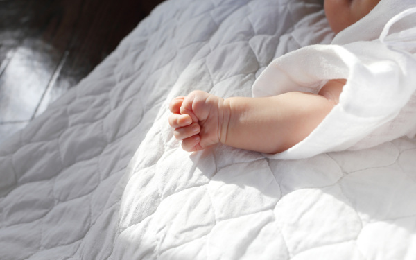 「おくるみは何枚必要？」巻き方・選び方から人気ブランドBEST12まで徹底解説