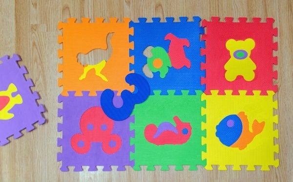 赤ちゃんにうれしいジョイントマットの選び方・掃除方法とおすすめの店舗