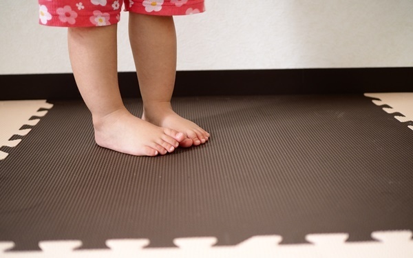 赤ちゃんにうれしいジョイントマットの選び方・掃除方法とおすすめの店舗