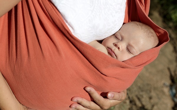 おすすめメーカーも紹介！ 赤ちゃんを支えるスリングの特徴・種類・選び方