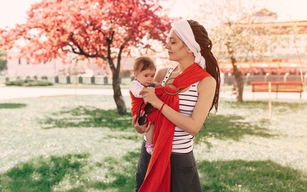 おすすめメーカーも紹介！ 赤ちゃんを支えるスリングの特徴・種類・選び方