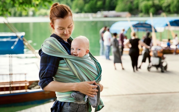 おすすめメーカーも紹介！ 赤ちゃんを支えるスリングの特徴・種類・選び方