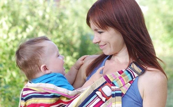 おすすめメーカーも紹介！ 赤ちゃんを支えるスリングの特徴・種類・選び方
