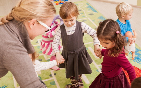 「リトミックって何？」子どもの成長をうながす「やり方・内容・必要な教材」