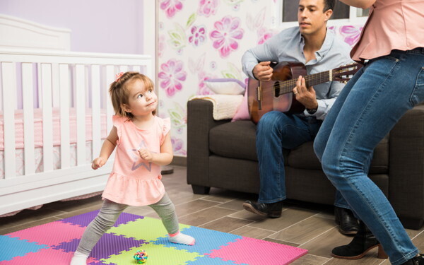 「リトミックって何？」子どもの成長をうながす「やり方・内容・必要な教材」