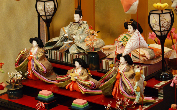 初節句とは？ お祝いのマナーや内祝いの返し方、写真撮影はどうするの？