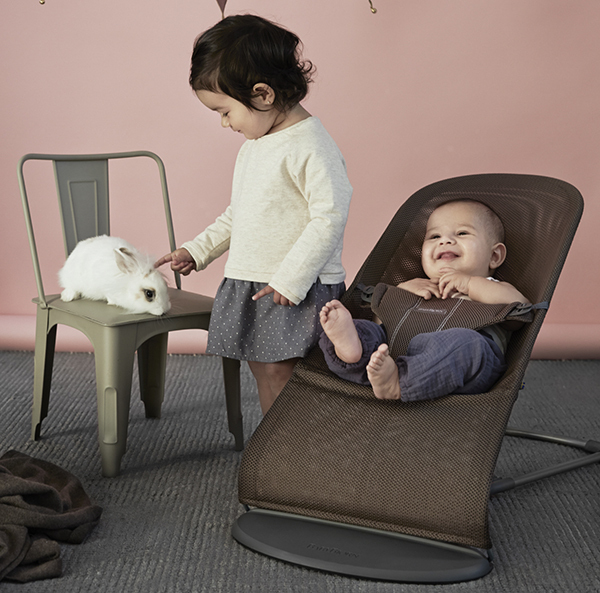 ベビービョルンが日本で愛されるワケ。抱っこひも・バウンサーを一挙紹介