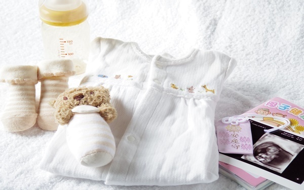 新生児服の準備におすすめ！ 種類や選び方、着せ方を紹介 