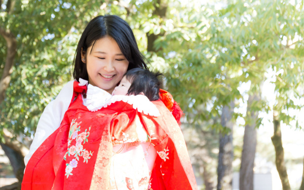 【お宮参りの服装ガイド】赤ちゃん・母親・父親・祖父母の衣装選び！夏冬は？