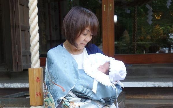 【お宮参りの服装ガイド】赤ちゃん・母親・父親・祖父母の衣装選び！夏冬は？