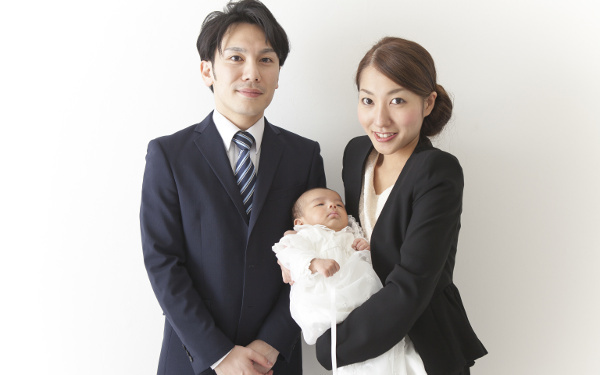 【お宮参りの服装ガイド】赤ちゃん・母親・父親・祖父母の衣装選び！夏冬は？