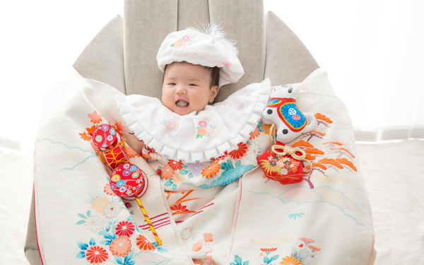 【お宮参りの服装ガイド】赤ちゃん・母親・父親・祖父母の衣装選び！夏冬は？